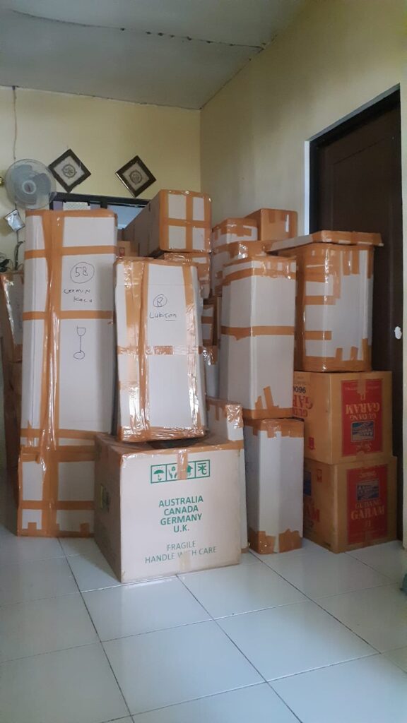 Packing barang pindahan