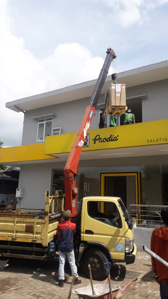 Pindahan mesin alkes ke lt 2 dengan bantuan crane