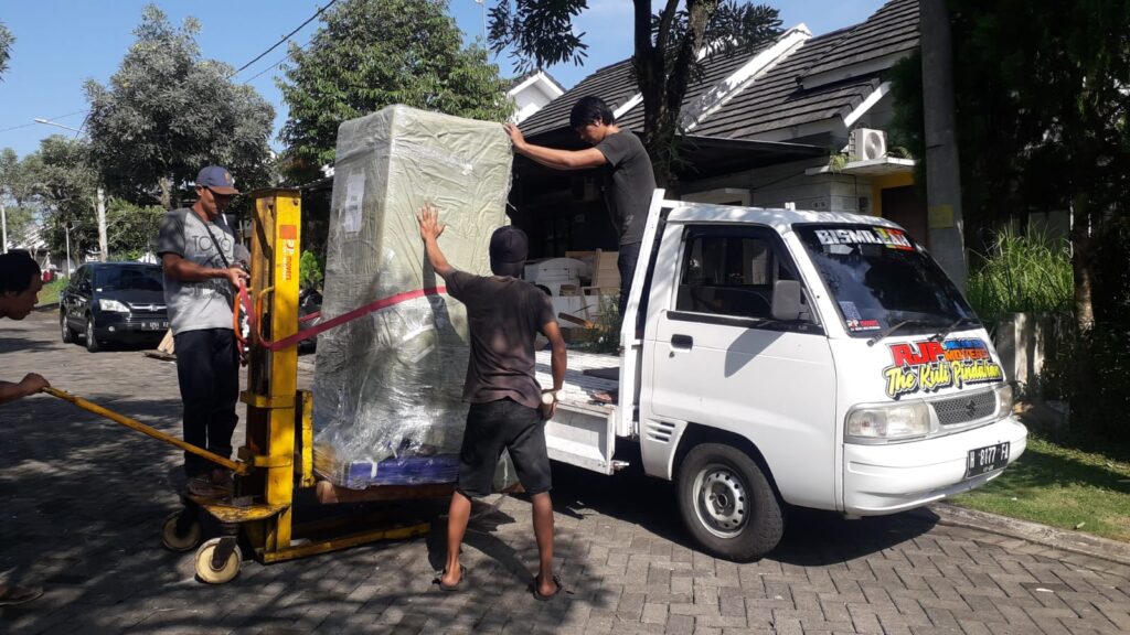 Pindahan mesin dg bantuan handlift